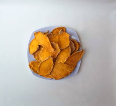 Curcuma zanthorrhiza, ya da temulawak, ya da Java ginger, ya da Java zencefili, ya da Java zerdeçal. Dilimlenmiş ve kurutulmuş, bitkisel içecek gibi demlenmeye hazır.