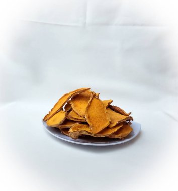 Curcuma zanthorrhiza, ya da temulawak, ya da Java ginger, ya da Java zencefili, ya da Java zerdeçal. Dilimlenmiş ve kurutulmuş, bitkisel içecek gibi demlenmeye hazır.