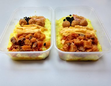 Bubur Suro 'nun modern ambalajı, İslami Yeni Yıl etkinliğinde pişirilen geleneksel bir Cava sarı yulaf lapası..