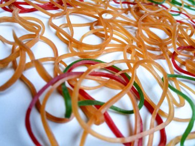 Beyaz arka planda izole edilmiş renkli lastik bant