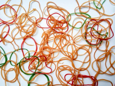 Beyaz arka planda izole edilmiş renkli lastik bant