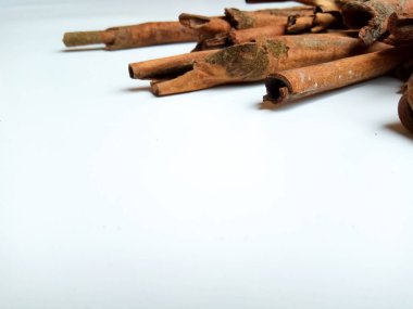 Cinnamomum cassia. Bir yığın kurumuş ve ezilmiş tarçın çubuğu, kabuğu arta kalmış, ya da tıraş edilmemiş. 