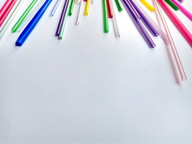 Beyaz arkaplanda izole edilmiş renkli plastik pipetler