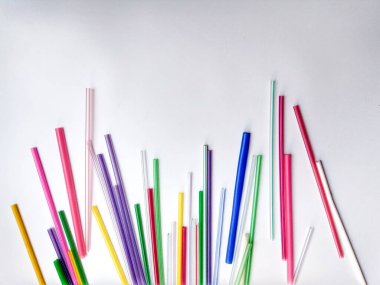 Beyaz arkaplanda izole edilmiş renkli plastik pipetler