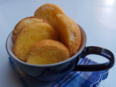 Bagelen, üzerine şeker ve tereyağı sürülmüş kuru bir çörek. Endonezya 'da çay saati için popüler bir atıştırmalık.