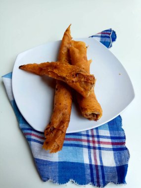 Kızarmış muz çikolatalı karamel, Endonezya 'da popüler ve ucuz atıştırmalıklar. Tatlı ve çıtır çıtır