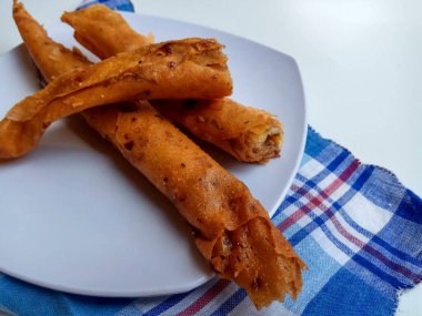 Kızarmış muz çikolatalı karamel, Endonezya 'da popüler ve ucuz atıştırmalıklar. Tatlı ve çıtır çıtır