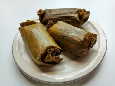 Arem-arem Endonezya 'dan geleneksel bir aperatiftir. Yapışkan pirinçten yapılmış, baharatlı tavuk dilimleriyle dolu, sonra muz yaprağına sarılmış ve buğulanmış.