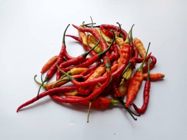 Kuş gözü, kuş gözü chili, kuş şili ya da Tayland biberi, ya da kırmızı biber. Ayrıntıları kapat. Çeşitli renkler.