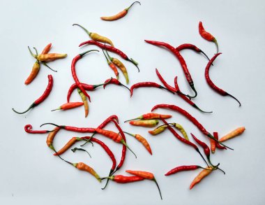 Kuş gözü, kuş gözü chili, kuş şili ya da Tayland biberi, ya da kırmızı biber. Ayrıntıları kapat. Çeşitli renkler.