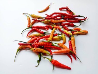 Kuş gözü, kuş gözü chili, kuş şili ya da Tayland biberi, ya da kırmızı biber. Ayrıntıları kapat. Çeşitli renkler.