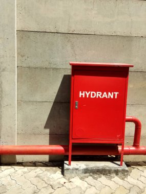 Yangın musluğu ön tarafta.