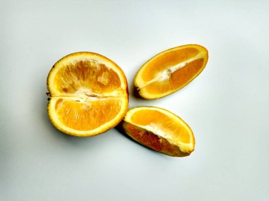 Citrus sinensis, ya da tatlı portakallar, ya da Endonezya 'da Jeruk Baby Java. Tatlı bir tat ve daha az asidik. Bir kasede servis edildi.