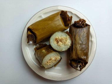 Bir dilim Kue Lapis, Endonezya 'dan geleneksel bir aperatif. Tatlı, yapışkan ve çiğnenmiş bir doku.