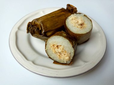 Bir dilim Kue Lapis, Endonezya 'dan geleneksel bir aperatif. Tatlı, yapışkan ve çiğnenmiş bir doku.