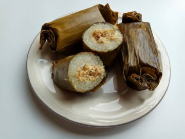 Bir dilim Kue Lapis, Endonezya 'dan geleneksel bir aperatif. Tatlı, yapışkan ve çiğnenmiş bir doku.