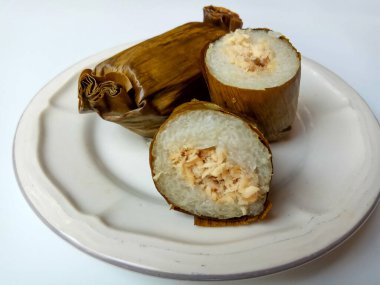 Bir dilim Kue Lapis, Endonezya 'dan geleneksel bir aperatif. Tatlı, yapışkan ve çiğnenmiş bir doku.