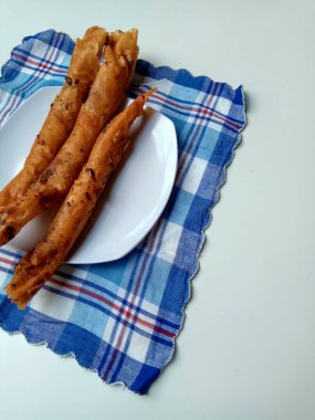 Kızarmış muz çikolatalı karamel, Endonezya 'da popüler ve ucuz atıştırmalıklar. Tatlı ve çıtır çıtır