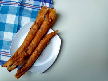 Kızarmış muz çikolatalı karamel, Endonezya 'da popüler ve ucuz atıştırmalıklar. Tatlı ve çıtır çıtır