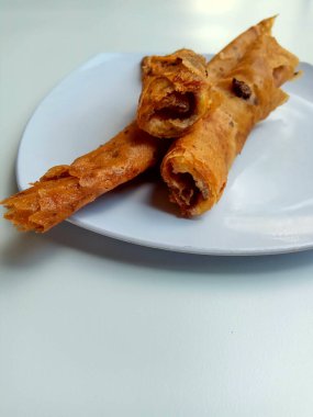 Kızarmış muz çikolatalı karamel, Endonezya 'da popüler ve ucuz atıştırmalıklar. Tatlı ve çıtır çıtır