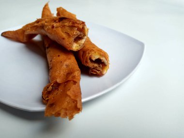 Kızarmış muz çikolatalı karamel, Endonezya 'da popüler ve ucuz atıştırmalıklar. Tatlı ve çıtır çıtır