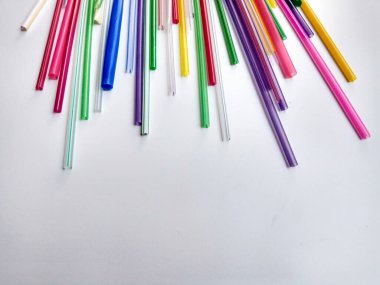 Renkli plastik pipetler, beyaz arkaplanda izole edilmiş
