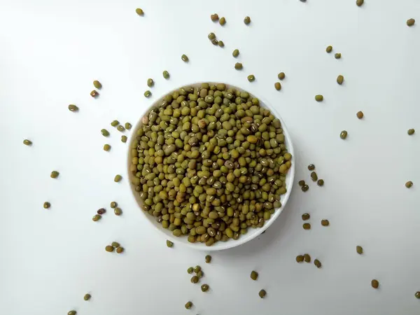 Mung Beans Vigna Radiata Kom Geïsoleerd Witte Achtergrond — Stockfoto