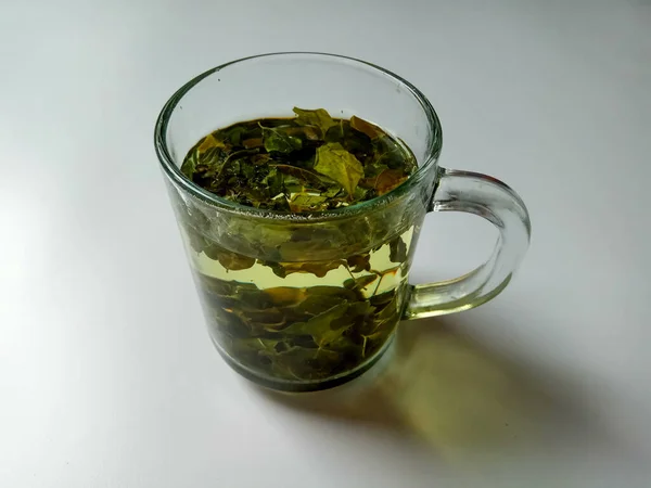 Moringa Oleifera Травяной Чай Внутри Прозрачного Стекла Изолированные Белом Фоне — стоковое фото