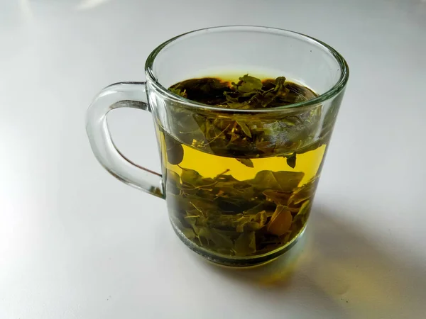 Moringa Oleifera Gyógynövény Tea Belül Átlátszó Üveg Elszigetelt Fehér Alapon — Stock Fotó