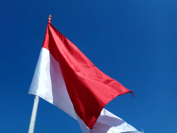 Indonesien Flagga Fladdrande Med Blå Himmel Bakgrund — Stockfoto