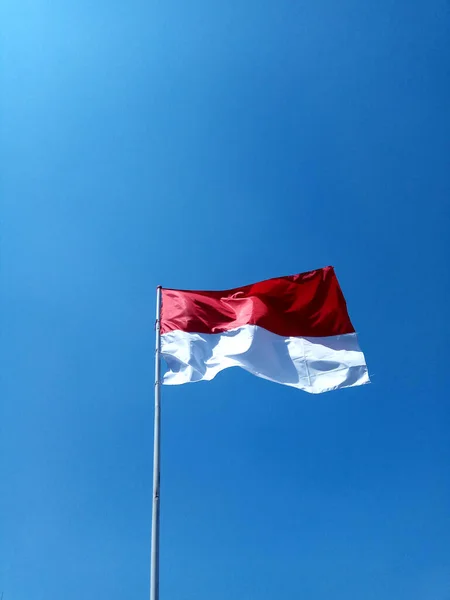 Indonesien Flagga Fladdrande Med Blå Himmel Bakgrund — Stockfoto