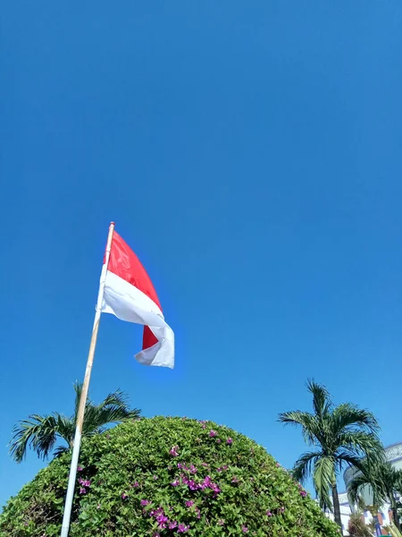 Indonesien Flagga Fladdrande Med Blå Himmel Bakgrund — Stockfoto