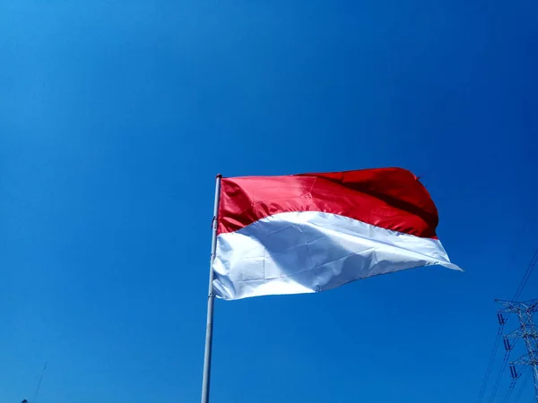 Flaga Indonezji Trzepotanie Niebieskim Tle Nieba — Zdjęcie stockowe