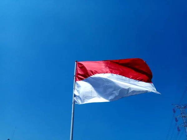 Bandera Indonesia Ondeando Con Fondo Azul Del Cielo —  Fotos de Stock