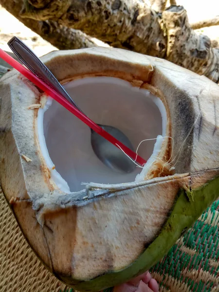 Kokosnoot Geserveerd Voor Drank Met Stro Lepel — Stockfoto