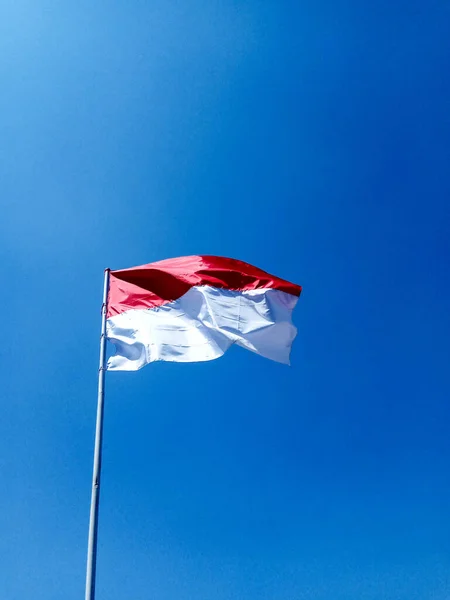 Флаг Индонезии Развевается Фоне Голубого Неба — стоковое фото