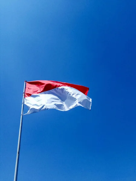 Bandera Indonesia Ondeando Con Fondo Azul Del Cielo —  Fotos de Stock