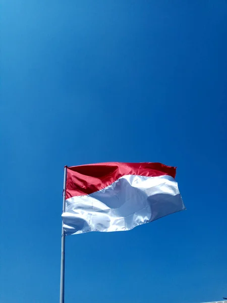 Indonesien Flagga Fladdrande Med Blå Himmel Bakgrund — Stockfoto