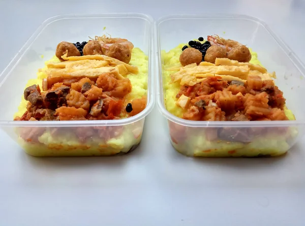 現代的なブルブスロのパッケージは イスラムの新年イベントで調理された伝統的なジャワの黄色のお粥です — ストック写真