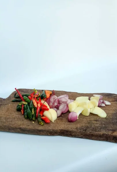 Gesneden Knoflook Chili Houten Snijplank Geïsoleerd Witte Ondergrond — Stockfoto