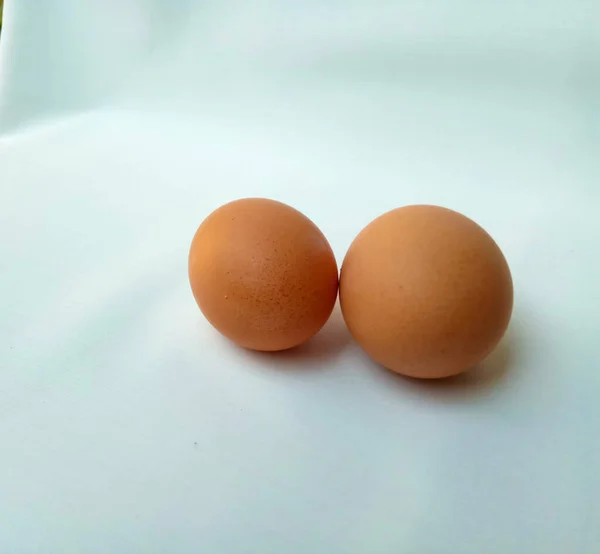 Dois Pedaços Ovos Galinha Isolados Sobre Fundo Branco — Fotografia de Stock