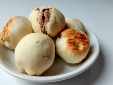 Nopia, Banyumas, Endonezya 'dan geleneksel bir aperatiftir. Kırmızı şekerle doldurulmuş un hamurundan yapılmış, fırında pişirilmiş. Beyaz arkaplanda izole.