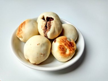 Nopia, Banyumas, Endonezya 'dan geleneksel bir aperatiftir. Kırmızı şekerle doldurulmuş un hamurundan yapılmış, fırında pişirilmiş. Beyaz arkaplanda izole.