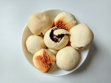 Nopia, Banyumas, Endonezya 'dan geleneksel bir aperatiftir. Kırmızı şekerle doldurulmuş un hamurundan yapılmış, fırında pişirilmiş. Beyaz arkaplanda izole.