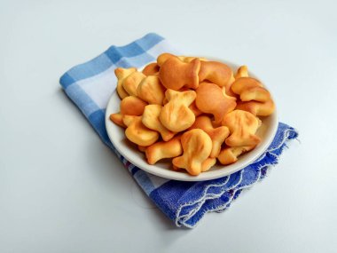 Beyaz kasede balık şeklinde tuzlu krakerler..