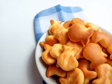 Beyaz kasede balık şeklinde tuzlu krakerler..