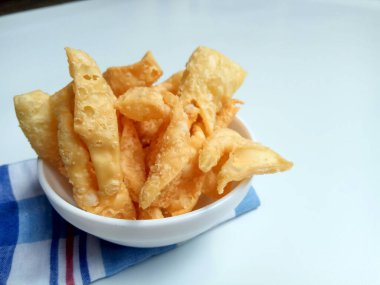 Kerupuk pangsit, ya da kızarmış hamur köftesi, Endonezya 'da popüler bir aperatif, genellikle köfte tamamlayıcı olarak. Tuzlu ve çıtır çıtır. Beyaz bir kasenin içinde