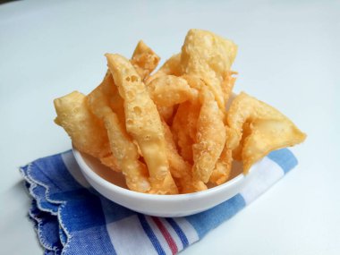 Kerupuk pangsit, ya da kızarmış hamur köftesi, Endonezya 'da popüler bir aperatif, genellikle köfte tamamlayıcı olarak. Tuzlu ve çıtır çıtır. Beyaz bir kasenin içinde