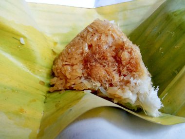 Ketan kinco ya da ketan kinka. Glutinous Rice, rendelenmiş hindistan cevizi ve sıvı kahverengi şekerden yapılan geleneksel Cava atıştırmalıkları. Muz yaprağı tabanında servis edilmiş. Kahvaltı ya da çay saati aperatifi olarak tüketilir