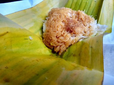 Ketan kinco ya da ketan kinka. Glutinous Rice, rendelenmiş hindistan cevizi ve sıvı kahverengi şekerden yapılan geleneksel Cava atıştırmalıkları. Muz yaprağı tabanında servis edilmiş. Kahvaltı ya da çay saati aperatifi olarak tüketilir